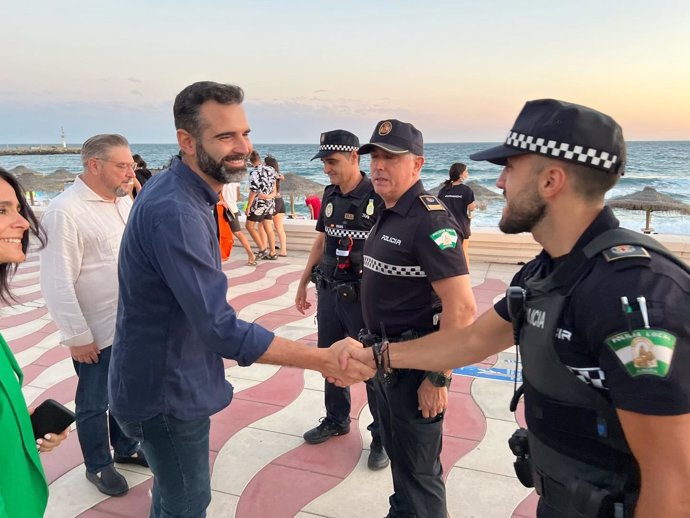 El alcalde de Almería visita el dispositivo de seguridad de las playas para la noche de San Juan