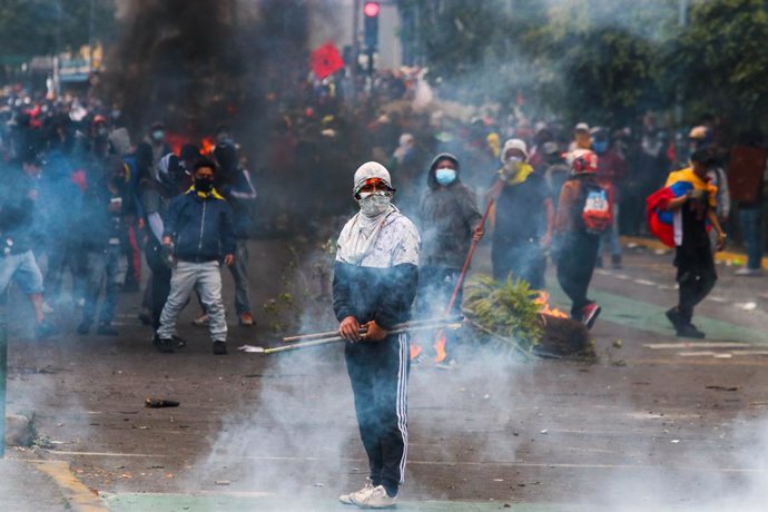 22 June 2022, Ecuador, Quito: Protesters clash with policemen during a demonstration against the government of Guillermo Lasso amid the rise in fuel prices and several other policies that have affected the country's economy. Photo: Rafael Rodríguez/dpa