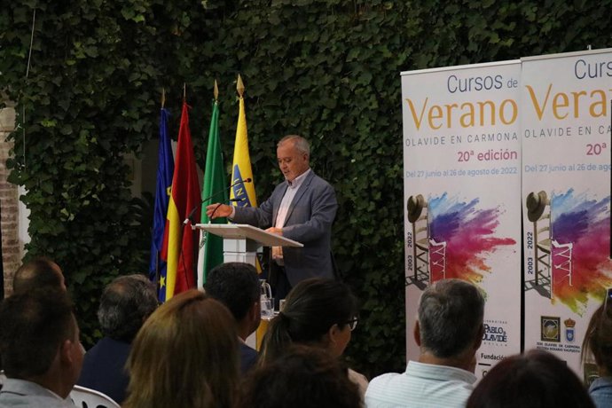El periodista Tom Martín Benítez imparte la conferencia magistral de los cursos de verano 2022 de la UPO