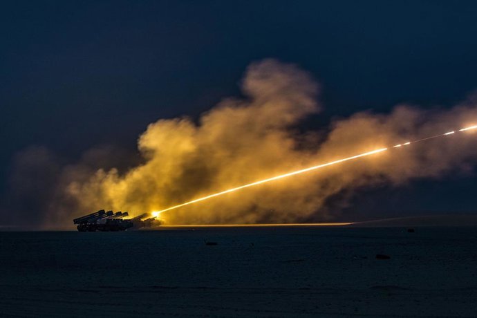 Soldados de la 65. Brigada de Artillería de Campaña disparan un sistema de cohetes de artillería de alta movilidad 'M142', conocido como 'HIMARS'
