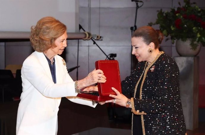 Doña Sofía entrega la Medalla de Honor de la Escuela Superior de Música Reina Sofía a la filántropa y mecenas emiratí Huda Alkhamis-Kanoo