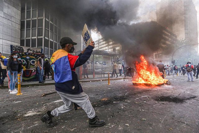 Manifestantes chocan con policías durante una manifestación contra el gobierno de Guillermo Lasso en medio de la subida de los precios de los combustibles y otras políticas que han afectado a la economía del país. 