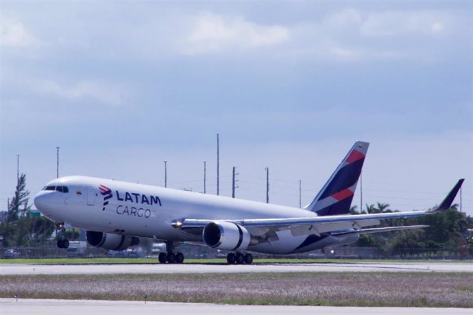 Archivo - Avión de carga de Latam