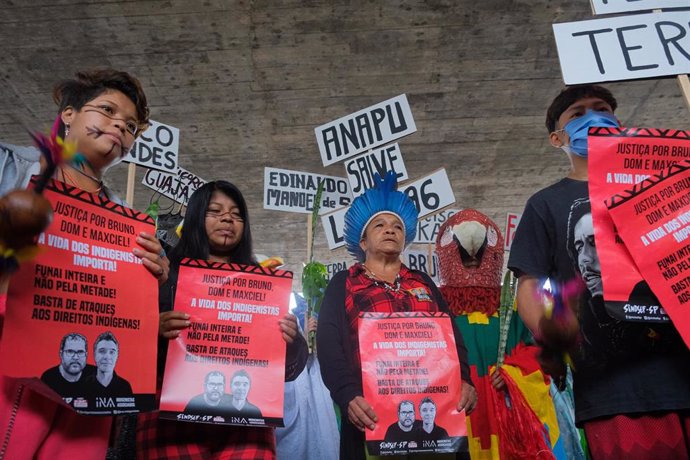 18 de junio de 2022, Brasil, Sao Paulo: Indígenas guaraníes y activistas de derechos humanos sostienen pancartas durante una protesta en apoyo del periodista británico Dom Phillips y el indigenista Bruno Pereira asesinados en Amazonas