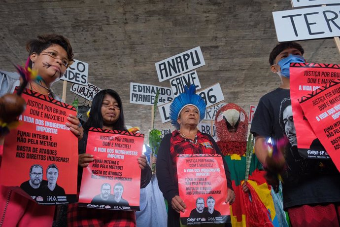 18 June 2022, Brazil, Sao Paulo: Indigenous Guarani and human rights activists hold placards during a protest in support of British journalist Dom Phillips and indigenous expert Bruno Pereira demanding that the authorities conduct a thorough investigati