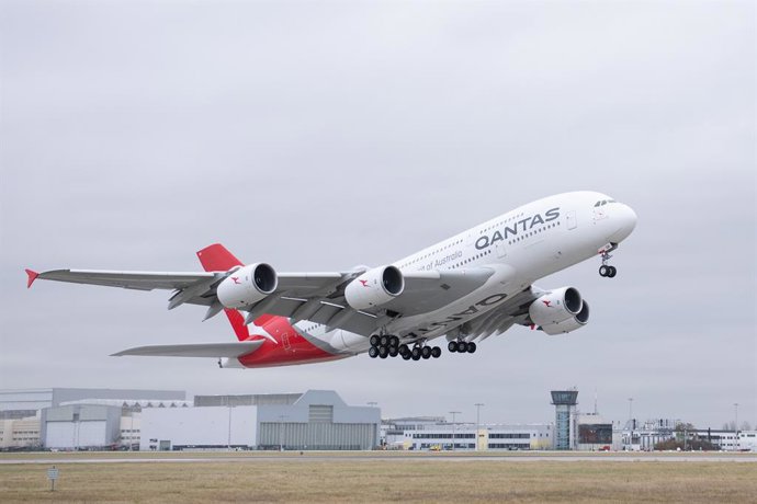 Archivo - FILED - 08 November 2021, Saxony, Dresden: A Qantas Airways Airbus A380 takes off from Dresden Airport. Photo: Sebastian Kahnert/dpa-Zentralbild/dpa
