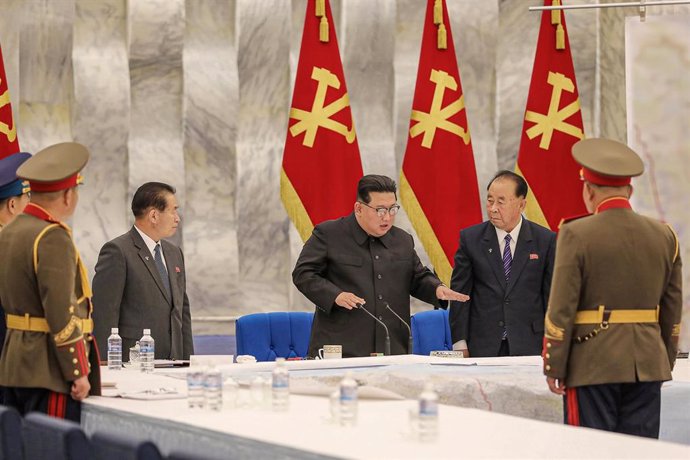 Una imagen facilitada por la agencia estatal de noticias norcoreana (KCNA) el 23 de junio de 2022, muestra al líder norcoreano Kim Jong-un (C) hablando durante el segundo día de una reunión de la comisión militar central del Partido de los Trabajadores.