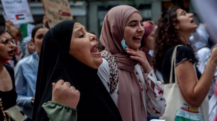 Archivo - Varias mujeres se manifiestan durante la concentración en solidaridad con el pueblo palestino y contra los 74 años de ocupación sionista en la Plaza de las Provincias, a 15 de mayo de 2022, en Madrid (España).