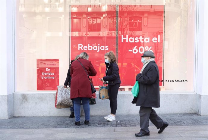 Archivo - Varias personas pasan delante del escaparate de H&M, a 7 de enero de 2022, en Madrid (España). Las rebajas de 2022 traerán un aumento en el consumo y el crecimiento de las compras on line. Se calcula que, de media, los españoles gastarán 96,33