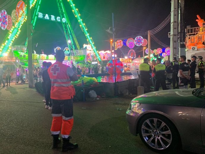 Un voluntario de Cruz Roja en una feria.