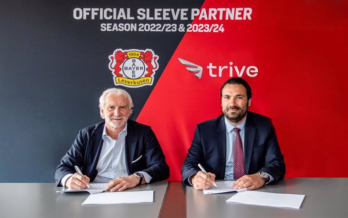 Engin ubuku, Chairman of Trive (right) and Rudi Vller, Managing Director Sports of Bayer 04 Leverkusen (left)