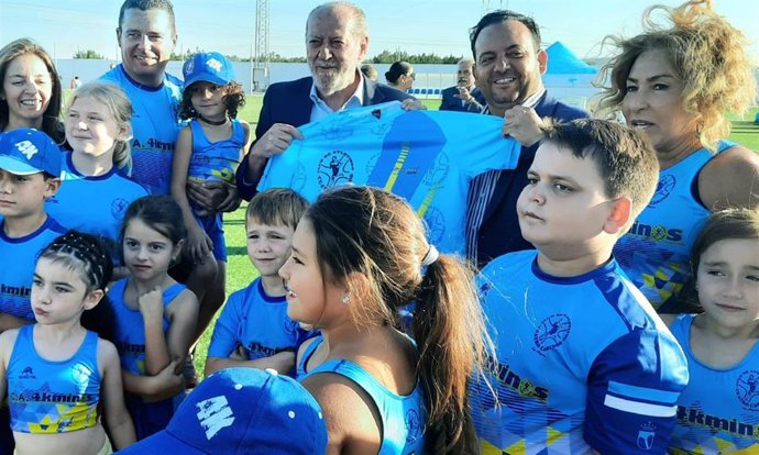 El presidente de la Diputación de Sevilla, Fernando Rodríguez Villalobos, y el alcalde de La Algaba, Diego Manuel Agüera.