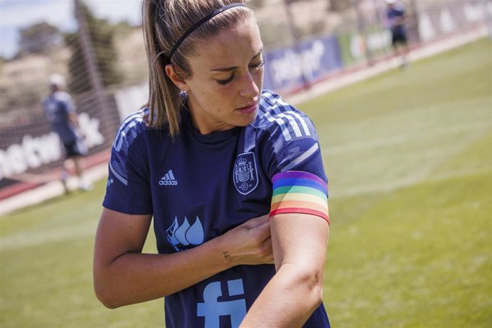 La jugadora de la selección se coloca el brazalete arcoíris durante un entrenamiento, el mismo que portarán en el partido del dia 25 de junio ante Australia.