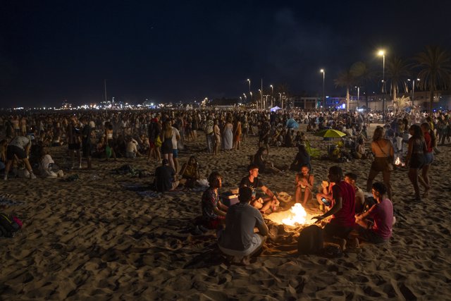 Centenares de personas frente a una hoguera en la playa de la Malvarrosa durante la Noche de San Juan, a 23 de junio de 2022, en Valencia, Comunidad Valenciana (España). 