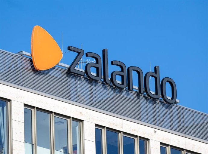 Archivo - FILED - 21 March 2022, Berlin: The logo of the online retailer Zalando on a company building. Online fashion retailer Zalando slipped into the red in the first quarter as sales declined 1.5\% to 2.2 billion ($2.3 billion), the Berlin-based co