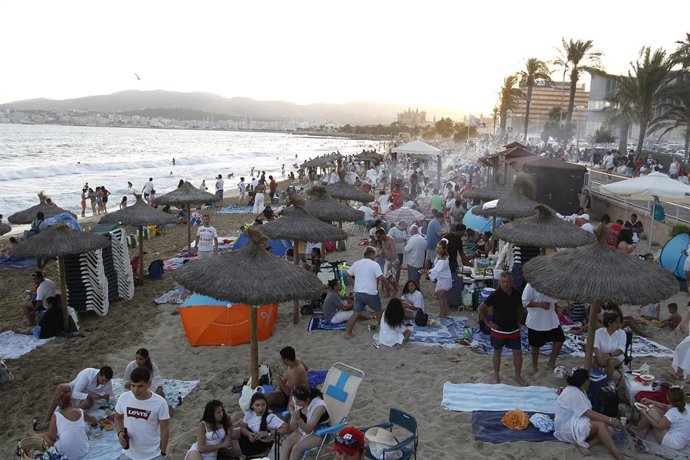 Centenares de personas en una playa de Palma.