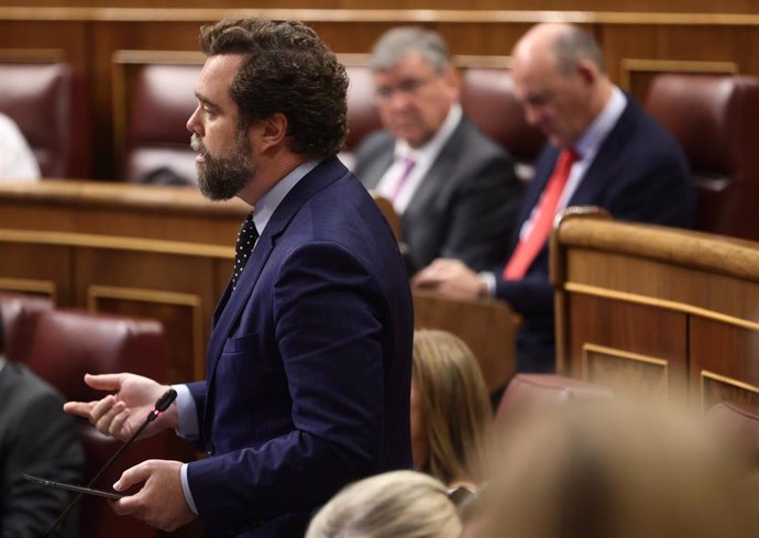 El portavoz de Vox en el Congreso, Iván Espinosa de los Monteros, interviene en una sesión de control, en el Congreso de los Diputados, a 22 de junio de 2022, en Madrid (España). Se trata del primer pleno tras las elecciones andaluzas donde el PP obtuvo