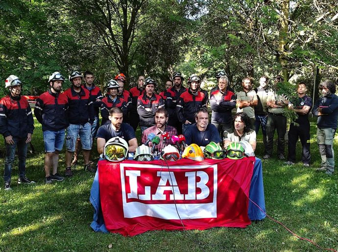Rueda de prensa de la sección sindical de LAB en el servicio de Bomberos de Navarra.