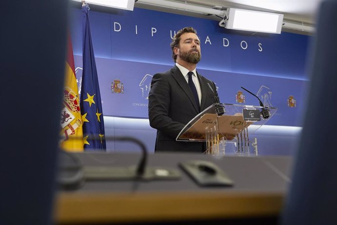 Archivo - El portavoz parlamentario de Vox, Iván Espinosa de los Monteros, interviene en una rueda de prensa posterior a una Junta de Portavoces, en el Congreso de los Diputados, a 24 de mayo de 2022, en Madrid (España).