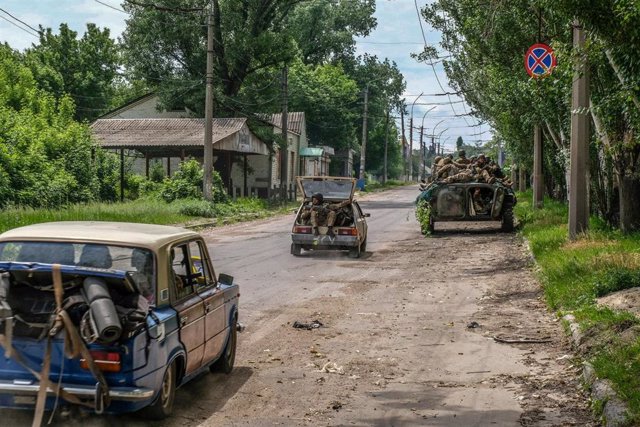 Ukrainian soldiers in the town of Lisichansk on the outskirts of Severodonetsk in Lugansk (east)