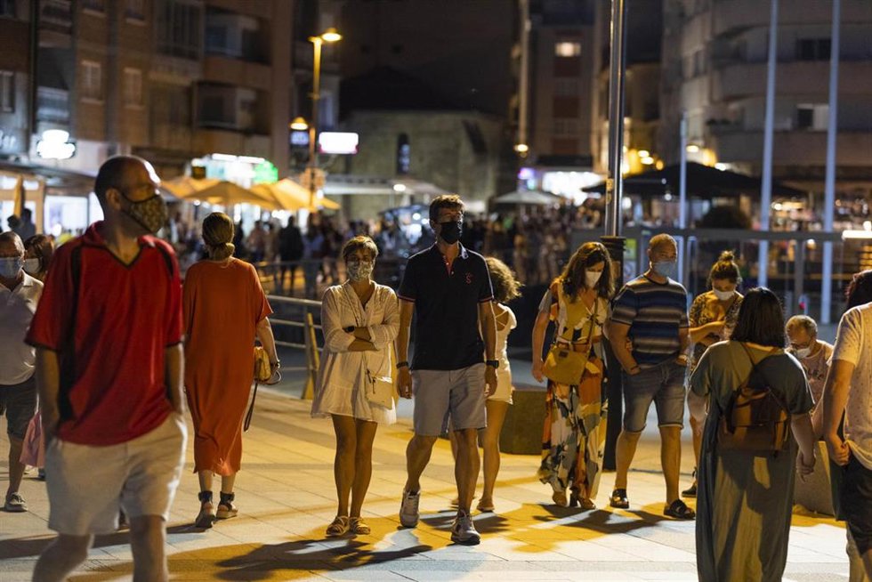 Archivo - Una mujer muestra un certificado con sus vacunas contra el COVID-19 en regla para acceder a un local en Sanxenxo, pasadas las 01:00 horas, a 17 de julio de 2021, en Pontevedra, Galicia (España). Sansenxo es uno de los municipios de Pontevedra 