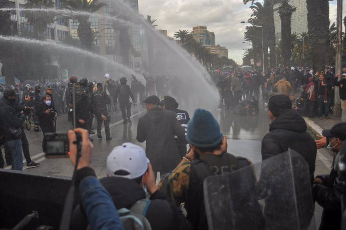 Archivo - Las fuerzas de seguridad de Túnez usan cañones de agua contra manifestantes durante una protesta en la capital