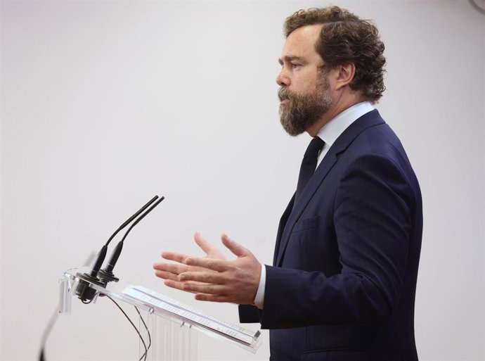 El portavoz de Vox en el Congreso, Iván Espinosa de los Monteros, interviene en una rueda de prensa.