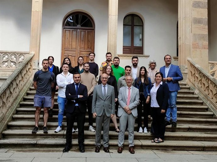 El diputado Antonio Labrador, el presidente de la Diputación de Salamanca. Javier Iglesias, y el rector de la USAL, Ricardo Rivero, de izquierda a derecha abajo, junto a egresados participantes en el programa y diputados provinciales.