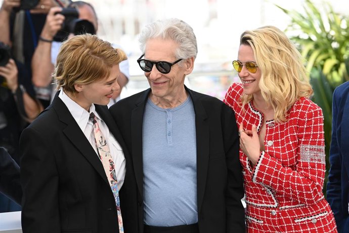 24 May 2022, France, Cannes: (L-R) French actress Lea Seydoux, Canadian director David Cronenberg and American actress Kristen Stewart attend the "Crimes of the Future" photocall during the 75th Cannes Film Festival. Photo: Doug Peters/PA Wire/dpa