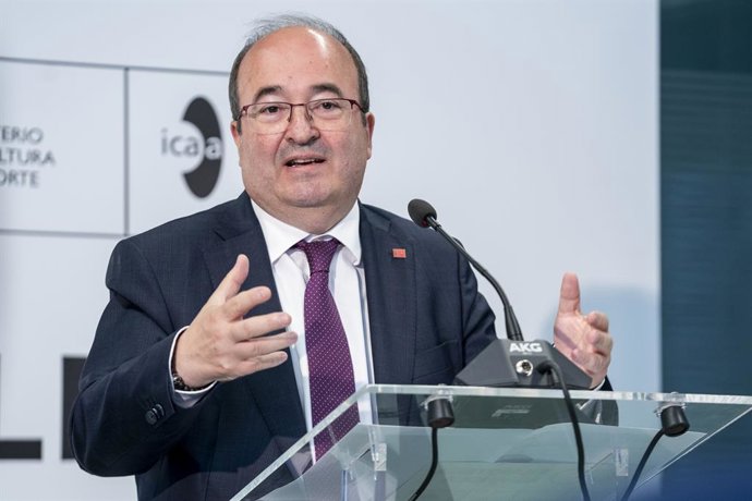 El ministro de Cultura y Deporte, Miquel Iceta, interviene durante el acto de presentación de la recuperación de imágenes sonoras de la II República, en el Centro de Conservación y Restauración de la Filmoteca Española, a 25 de mayo de 2022, en Pozuelo 