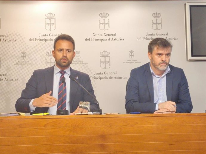 El diputado del PP, Álvaro Queipo, y el diputado de Ciudadanos, Luis Fanjul, en rueda de prensa en la Junta General