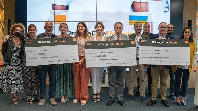Acto simbólico de recaudación de los empleados de Orange a representantes de ACNUR, Cruz Roja Española y Caritas Española