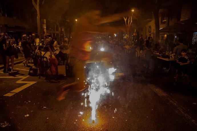 Una persona salta una bengala durant la revetlla de Sant Joan