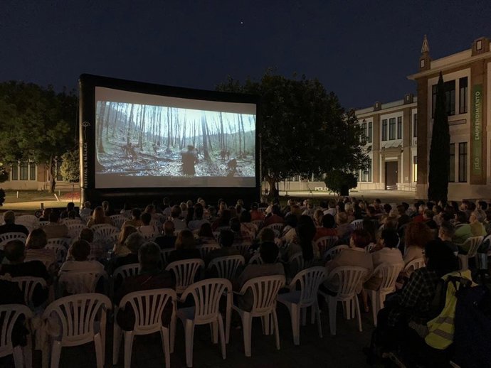 Imagen de una proyección de Cine Abierto en la plaza de Tabacalera