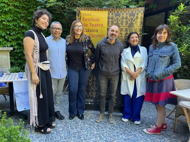 De izquierda a derecha, Laura Reyes, Marcos Yépez, Toni Álvarez, Ricardo Granados, Montaña Granados y Ana Zamora