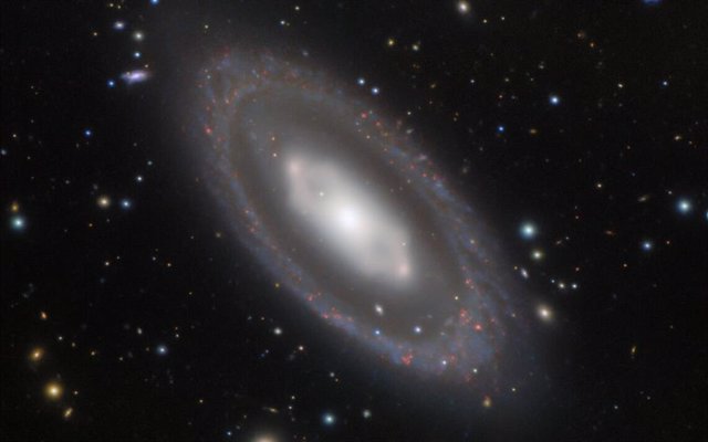 Galaxia lenticular barrada NGC 7020,