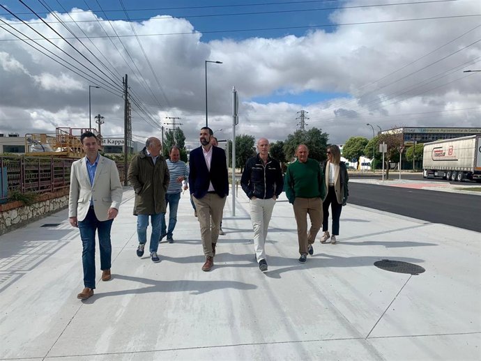 A La Izquierda, El Alcalde De Burgos, Daniel De La Rosa, Junto Al Concejal De Urbanismo, Daniel Garabito, (En El Centro) Y Varios Responsables De La Obra De La Avenida Alcalde Martín Cobos.