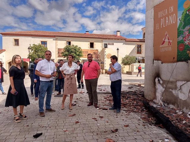 La presidenta del Gobierno de Navarra, María Chivite, visita los daños provocados por un incendio forestal en el parque Sendaviva de Arguedas.