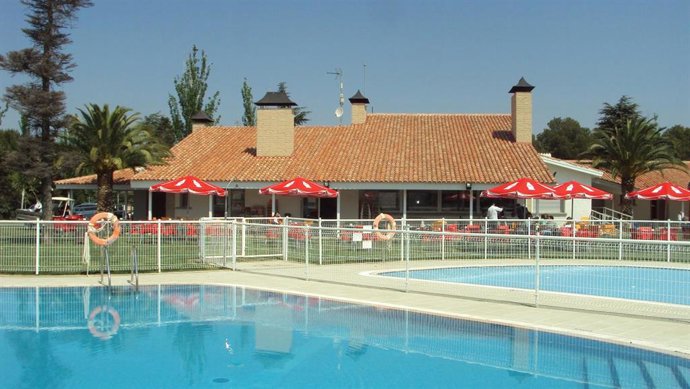 Archivo - Piscina e instalaciones del Camping Ciudad de Zaragoza