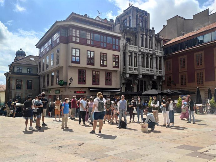 Archivo - Personas con mascarilla en las calles de Oviedo y terrazas de hostelería.