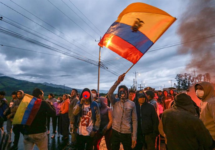 19 June 2022, Ecuador, Quito: Indigenous youth from the province of Cotopaxi wait on the E35 highway to get to Ecuador's capital during a protest against social grievances. The government declared a state of emergency in three provinces. Photo: Juan Die