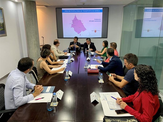 El consejero de Fomento e Infraestructuras, José Ramón Díez de Revenga, mantiene un encuentro con los representantes de Alcantarilla, Alguazas, Beniel, Las Torres de Cotillas, Lorquí, Molina de Segura y Santomera para invitarles a adherirse al acuerdo