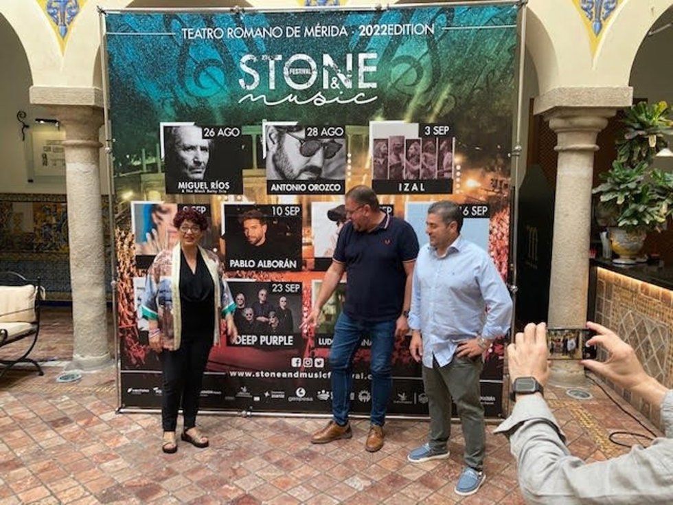 Emilia Parejo, Antonio Rodriguez Osuna y Carlos Lobo, en la presentación del concierto de Deep Purple en el Stone & Music Festival de Mérida.