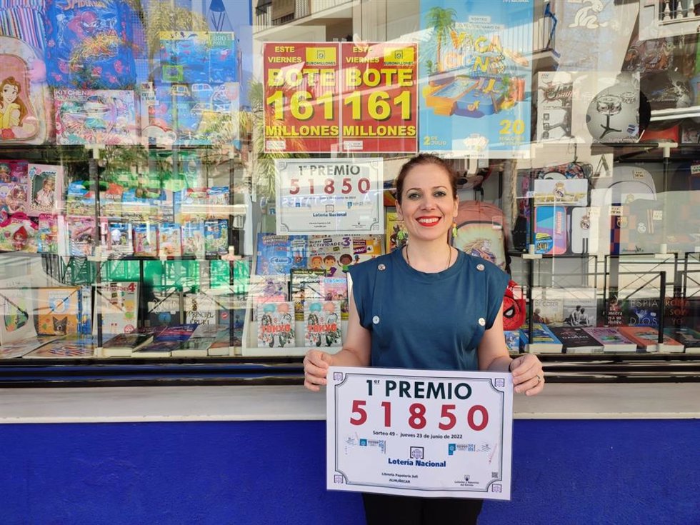 Librería Jofi en el día de San Juan de 2022, tras dar parte del primer premio de Lotería Nacional
