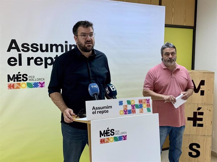 El coordinador de MÉS per Mallorca, Lluís Apesteguia (i), y el diputado Joan Mas (d).