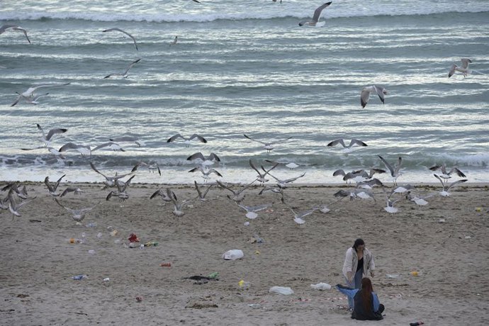 Vista de una playa en A Coruña tras la noche de San Juan.