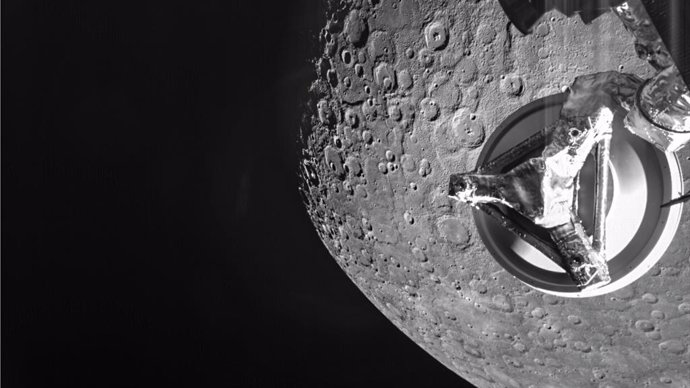 Imagen de Mercurio con parte de la nave BepiColombo en primer plano