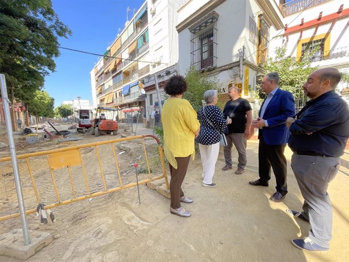 El candidato del PP a la Alcaldía de Sevilla, José Luis Sanz, en su visita a las obras en la avenida Cruz Roja.