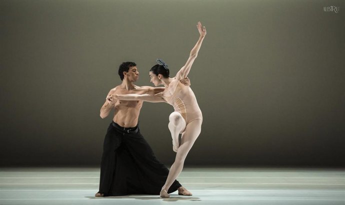 Actuación de dos bailarines de la Compañía Naciona de Danza.