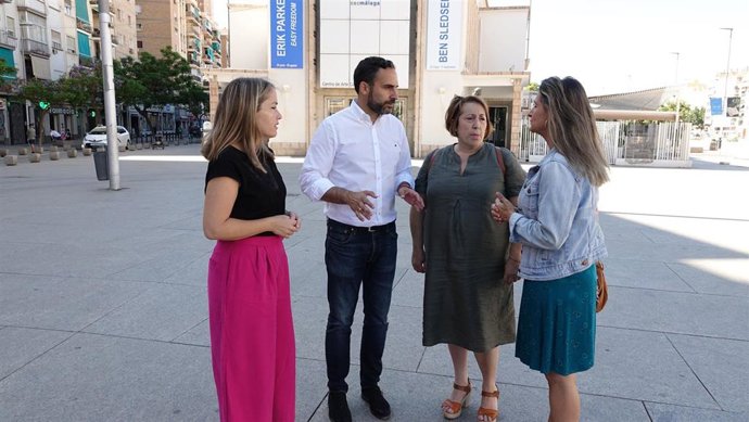El portavoz del PSOE en el Ayutamiento, Daniel Pérez, junto con concejalas socialistas